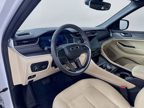 Used 2023 Jeep Grand Cherokee Limited image 9