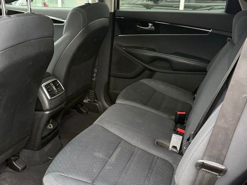 Used 2017 Kia Sorento L image 16