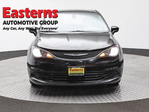 Used 2017 Chrysler Pacifica LX w/ Tire & Wheel Group FWD image 2