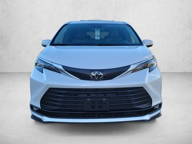 Used 2026 Toyota Sienna XLE FWD image 2