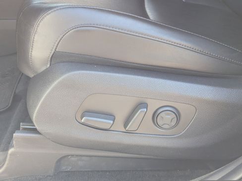Used 2025 Kia Carnival FWD image 18