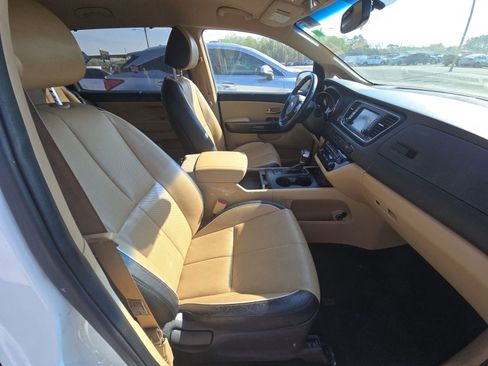 Used 2017 Kia Sedona LX w/ LX Essentials Premium Package image 8