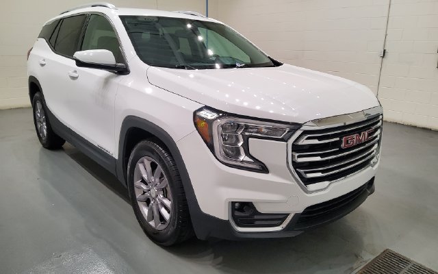 Used 2024 GMC Terrain SLT FWD image 2