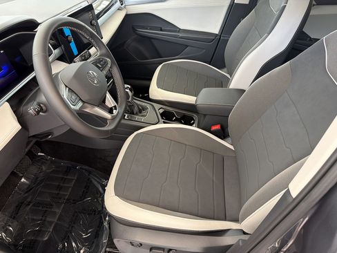 New 2026 Volkswagen Taos SE FWD image 5