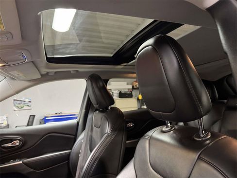 Used 2020 Jeep Cherokee Latitude Plus w/ Cold Weather Group image 12