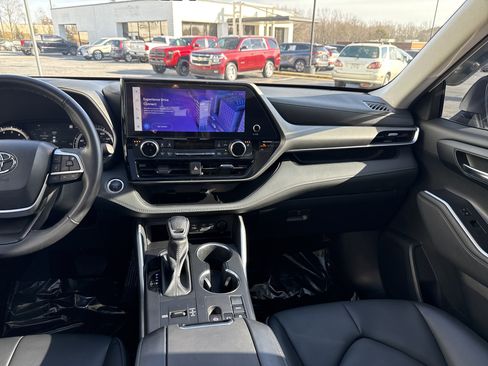 Used 2024 Toyota Highlander XLE image 30