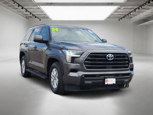 Used 2024 Toyota Sequoia SR5 w/ SR5 Premium Package AWD/4WD image 8