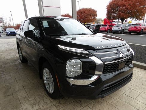 New 2025 Mitsubishi Outlander ES image 3