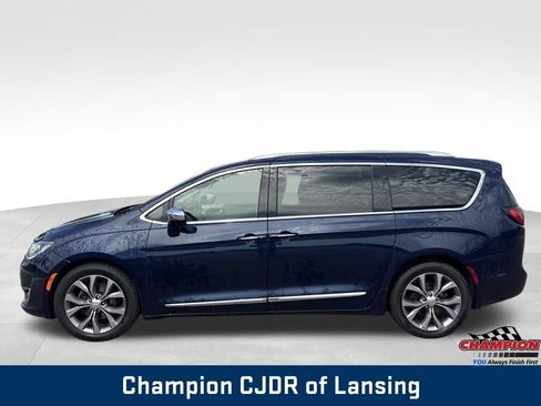 Used 2019 Chrysler Pacifica Limited w/ Tire & Wheel Group FWD image 4