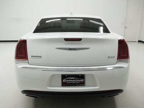 Used 2017 Chrysler 300 Limited w/ Driver Convenience Group RWD image 5