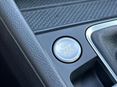 Certified 2025 Volkswagen Jetta SE w/ Sunroof Package image 21