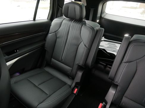 Used 2026 Cadillac Vistiq Luxury w/ LPO, Floor Liner Package AWD/4WD image 10
