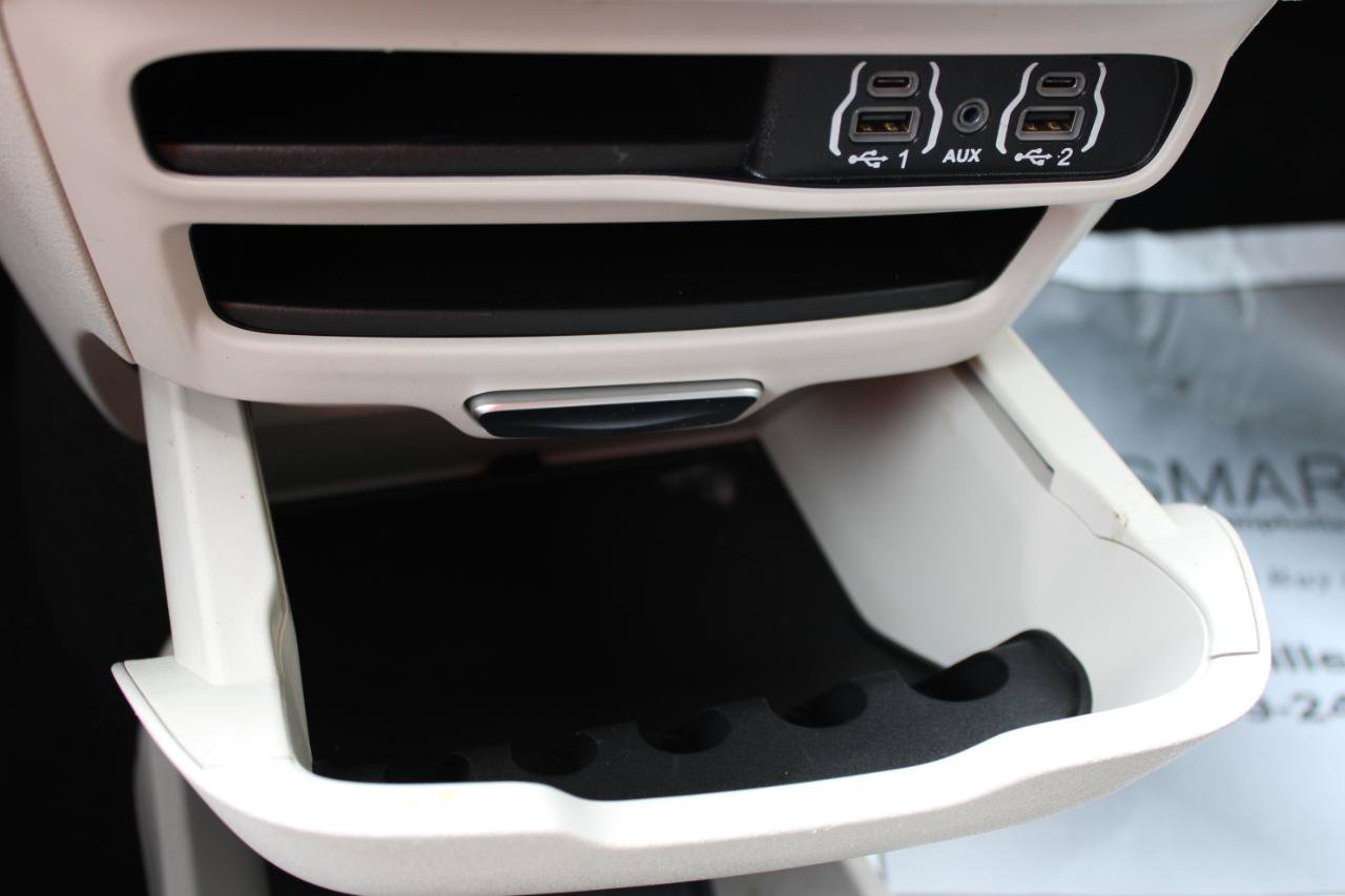 Used 2023 Chrysler Pacifica Touring-L FWD image 27