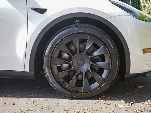 Used 2023 Tesla Model Y Long Range AWD/4WD image 9