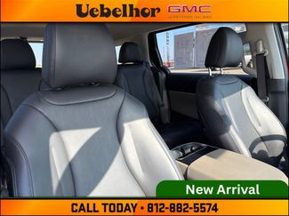 Used 2025 Kia Carnival FWD video 2