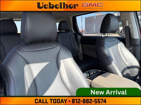 Used 2025 Kia Carnival FWD image 2