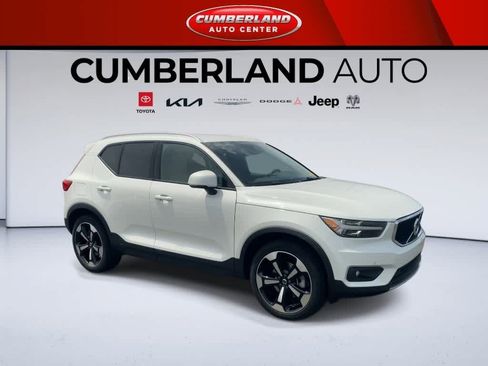 Used 2021 Volvo XC40 T5 Momentum AWD/4WD image 2
