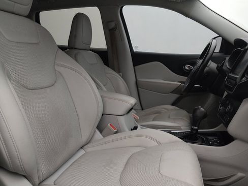 Used 2019 Jeep Cherokee Limited image 21