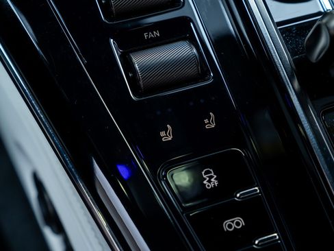 Used 2025 Aston Martin V8 Vantage Coupe RWD image 17