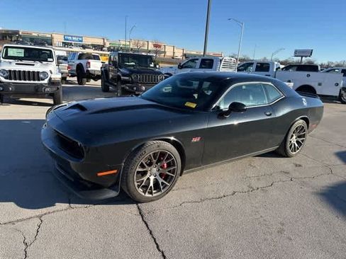 Used 2016 Dodge Challenger SRT w/ Technology Group image 18