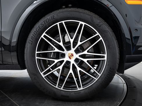 Certified 2025 Porsche Cayenne image 11