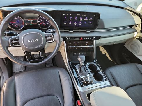 Used 2024 Kia Carnival EX image 8