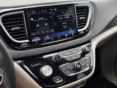 Used 2024 Chrysler Pacifica Touring-L FWD image 29