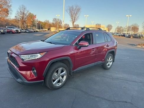 Used 2021 Toyota RAV4 XLE Premium AWD/4WD image 9