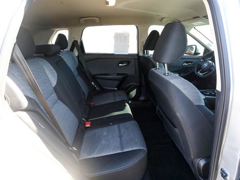 Used 2023 Nissan Rogue SV image 3