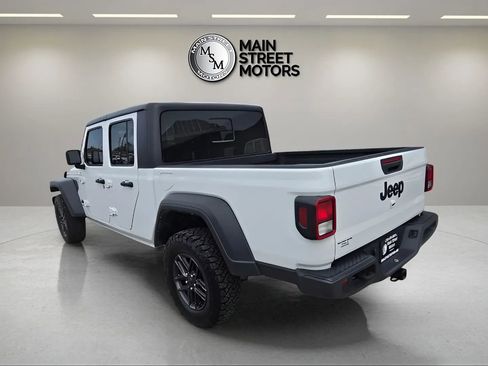 Used 2025 Jeep Gladiator Sport AWD/4WD image 3