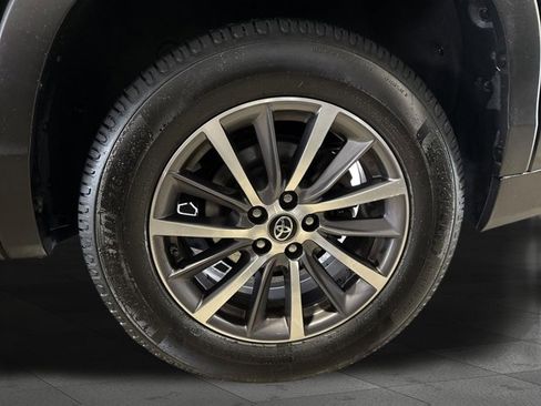 Used 2019 Toyota Highlander XLE image 23