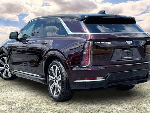 Certified 2025 Cadillac Escalade IQ Luxury 2 AWD/4WD image 4