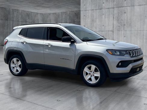 Used 2022 Jeep Compass Latitude FWD image 7