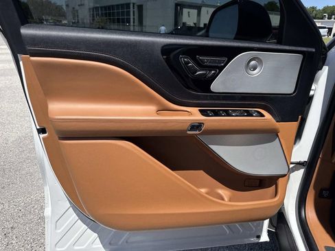 Certified 2025 Lincoln Aviator Black Label w/ Jet Appearance Package AWD/4WD image 18
