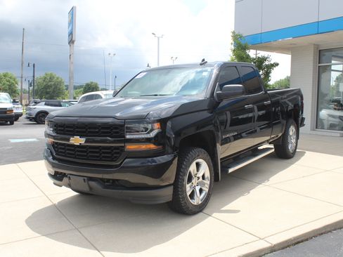 Used 2018 Chevrolet Silverado 1500 Custom w/ Custom Convenience Package AWD/4WD image 8