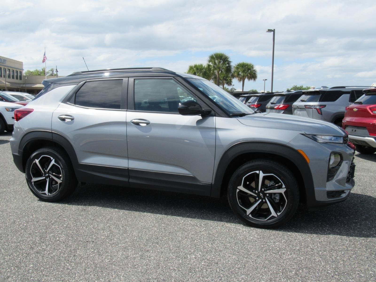 Used 2023 Chevrolet TrailBlazer RS w/ Sun and Liftgate Package AWD/4WD image 2
