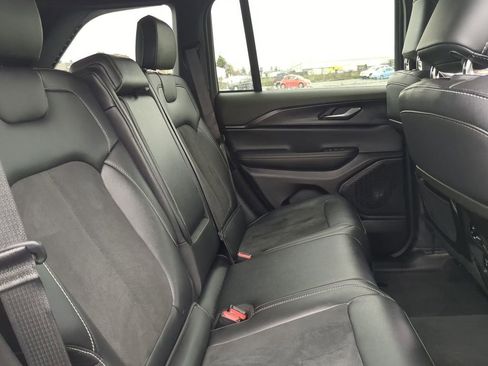 Used 2024 Jeep Grand Cherokee Altitude image 7