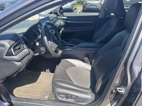 Used 2023 Toyota Camry SE image 9