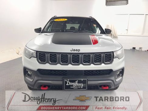 Used 2025 Jeep Compass Trailhawk AWD/4WD image 2