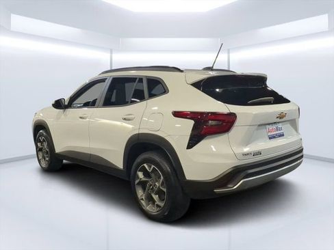 Used 2025 Chevrolet Trax LT w/ LT Convenience Package image 5