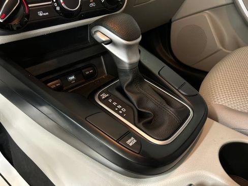 Used 2025 Kia Soul LX w/ LX Technology Package FWD image 27