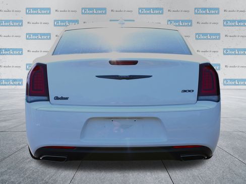 Used 2022 Chrysler 300 Touring w/ Sport Appearance Package image 7
