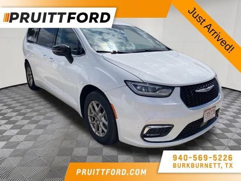 Used 2024 Chrysler Pacifica Touring-L FWD image 1
