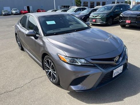 Used 2020 Toyota Camry SE w/ Carpet Mat Package FWD image 2