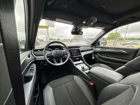 New 2025 Jeep Grand Cherokee L Altitude RWD image 18