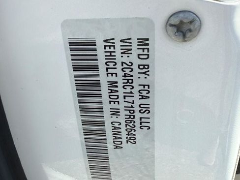 Used 2023 Chrysler Pacifica Touring-L FWD image 26