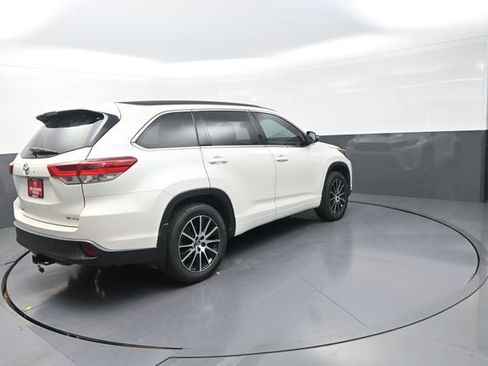 Used 2018 Toyota Highlander SE AWD/4WD image 4