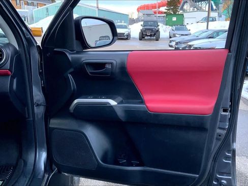 Used 2016 Toyota Tacoma SR5 w/ SR5 Appearance Package (SN) image 23