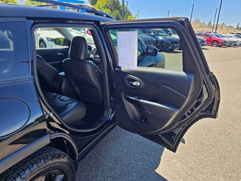 Used 2021 Jeep Cherokee Latitude Plus AWD/4WD image 24