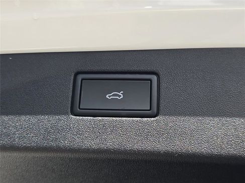 Used 2025 Volkswagen Tiguan SEL R-Line image 27